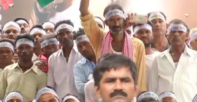 पांच हजार रुपये सुरक्षा भत्ते की मांग को लेकर ओडिशा के किसानों का कटक में प्रदर्शन