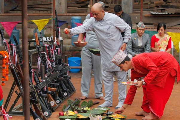 नेपाल के भक्तपुर में ‘दशैन त्योहार’ के दौरान बैरक में बंदूकों की पूजा करते नेपाली सैनिक