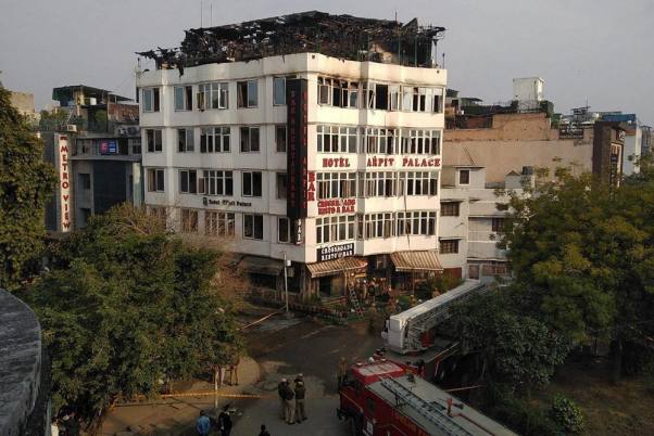 करोलबाग के इसी होटल में लगी थी भीषण आग, जिसमें एक बच्चे सहित 17 लोगों की मौत हो गई