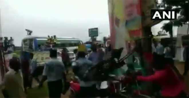 VIDEO:  खड़गपुर में भाजपा कार्यकर्ताओं ने की पुलिकर्मियों से मार-पीट