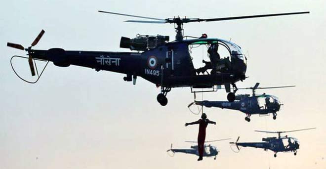 भारतीय नौसेना ने दिखाया कमाल, 'मोरा' की चपेट में आए 27 लोगों को बचाया