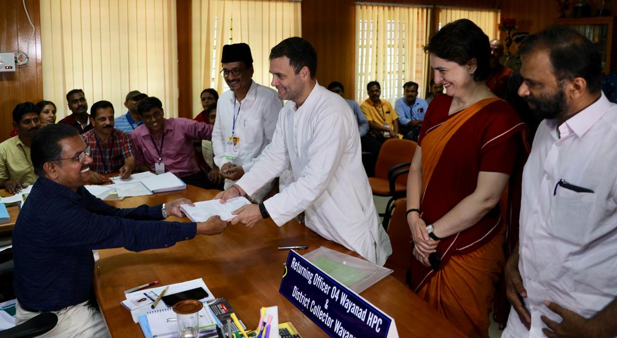 केरल के वायनाड से कांग्रेस अध्यक्ष राहुल गांधी ने दाखिल किया नामांकन, साथ में प्रियंका भी रहीं मौजूद