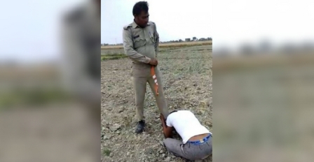 मैनपुरी में सिपाही ने युवक को पीटा, फिर जूते पर रगड़वाई नाक, वीडियो वायरल