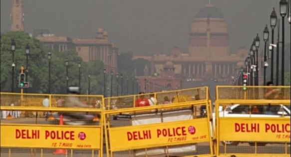दिल्ली: पुलिस बैरिकेड के बीच लगे तार में फंसकर युवक की मौत, 4 पुलिसकर्मी सस्पेंड