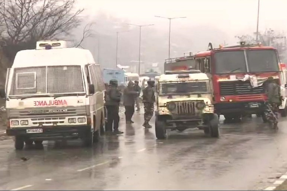 जम्मू-कश्मीर: CRPF के काफिले पर आत्मघाती हमला, 37 जवान शहीद, कई घायल