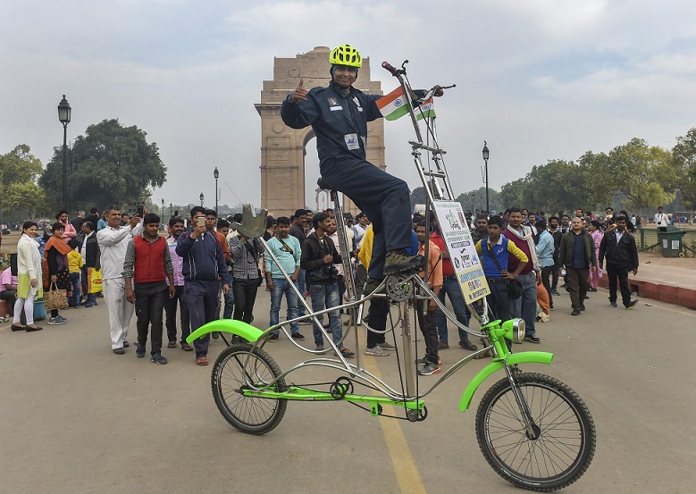 कस्टम-मेड साइकिल की सवारी: लिम्का बुक ऑफ रिकॉर्ड्स धारक राजीव कुमार नई दिल्ली में इंडिया गेट के पास कुछ ऐसे नजर आए