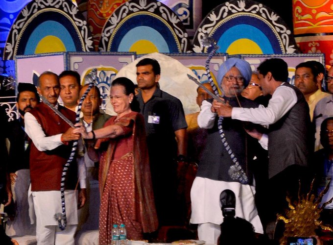 दिल्ली में दशहरा उत्सव में भाग लेते पूर्व प्रधानमंत्री मनमोहन सिंह और कांग्रेस अध्यक्ष सोनिया गांधी