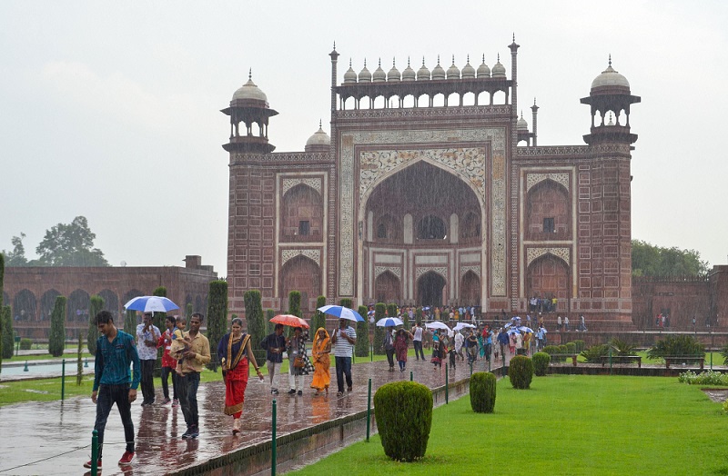 आगरा: बारिश के दौरान ताजमहल का दीदार करने आए पर्यटक