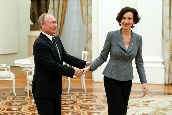 एक बैठक के दौरान रूस के राष्ट्रपति व्लादिमीर पुतिन यूनेस्को की महानिदेशक ऑन्द्रे ऑजुले को बधाई देते हुए