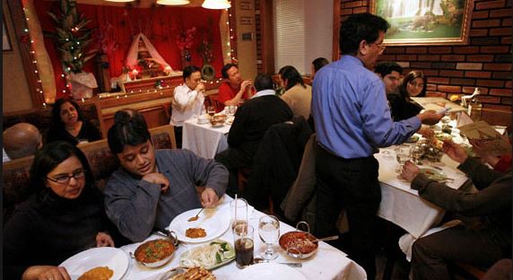 जीएसटी: रेस्टोरेंट में खाना हो सकता है सस्ता, छोटे कारोबारियों को भी मिलेगी बड़ी राहत