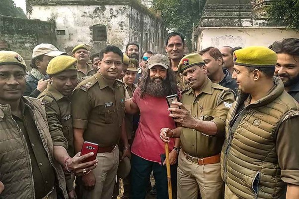 वाराणसी में अपनी आगामी फिल्म 'लाल सिंह चड्ढा' की शूटिंग के दौरान बॉलीवुड अभिनेता आमिर खान के सेल्फी लेते पुलिसकर्मी