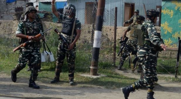 जम्मू-कश्मीर में दो आतंकी हमलों में 2 पुलिसकर्मी शहीद, सीआरपीएफ के 10 जवान घायल