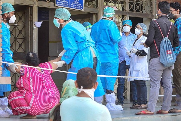कोरोना वायरस के प्रसार पर अंकुश लगाने के लिए चल रहे लॉकडाउन के दौरान दिल्ली के सरकारी अस्पताल में कोविड-19 के एक संदिग्ध मरीज को ले जाते स्वास्थ्यकर्मी