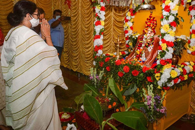 कोलकाता के सामुदायिक पंडाल में गणेश चतुर्थी के अवसर पर गणपति बप्पा की पूजा करती टीएमसी सुप्रीमो ममता बनर्जी