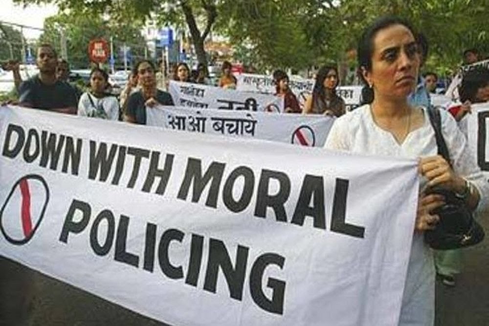अयोध्या: सरयू नदी में पत्नी संग स्नान कर रहे पति को बदमाशों ने पीटा, मॉरल पुलिसिंग का मामला