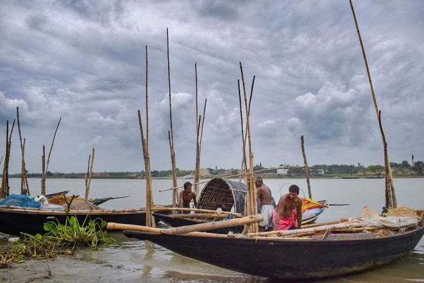 चक्रवाती तूफान ‘अम्फान’ की दस्तक से पहले पश्चिम बंगाल के नदिया जिले के शांतिपुर में नौकाओं को हुगली नदी के किनारे लगाते मछुआरे