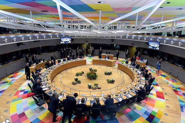 यूरोपीय संघ के नेता ब्रुसेल्स में आयोजित एक गोलमेज सम्मेलन में भाग लेते