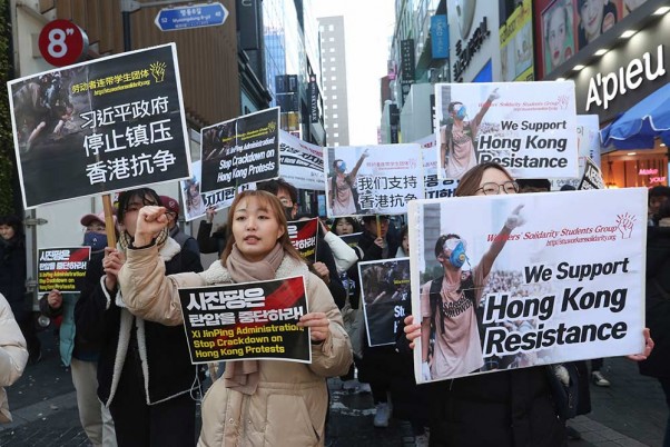 हांगकांग के विरोध प्रदर्शन के समर्थन में सियोल में मार्च करते दक्षिण कोरियाई प्रदर्शनकारी