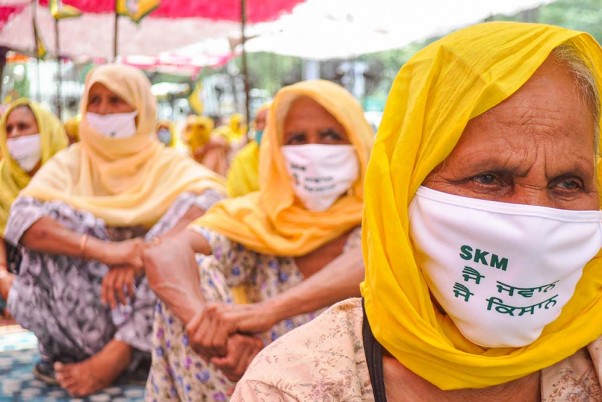 पटियाला में कृषि सुधार कानूनों के विरोध में उतरी भारतीय किसान यूनियन की महिला सदस्य