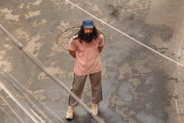 अपनी आगामी फिल्म 'लाल सिंह चड्ढा' की शूटिंग के दौरान कोलकाता की सड़क पर बॉलीवुड अभिनेता आमिर खान