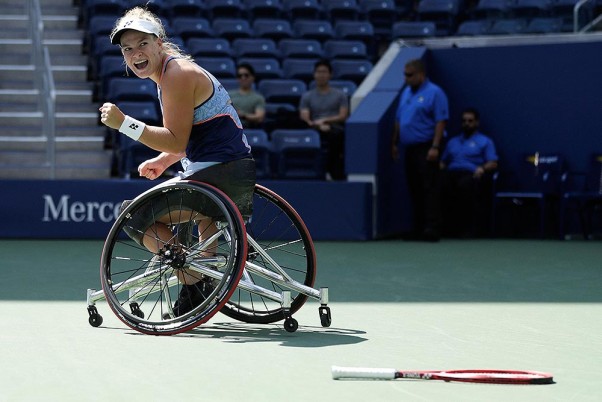 न्यू यॉर्क में अमेरिकी ओपन टेनिस चैंपियनशिप के व्हीलचेयर महिला एकल फाइनल में जापान की यियू कामजिल को हराने के बाद नीदरलैंड की डिडे डी ग्रोट