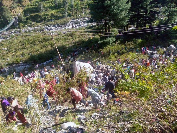 जम्मू कश्मीर के पुंछ में बड़ा हादसा, खाई में गिरी मिनी बस, 11 लोगों की मौत, 29 घायल
