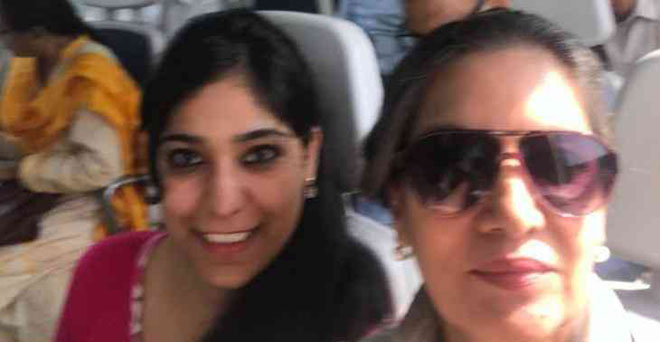 शबाना आजमी ने की दिल्ली मेट्रो में यात्रा