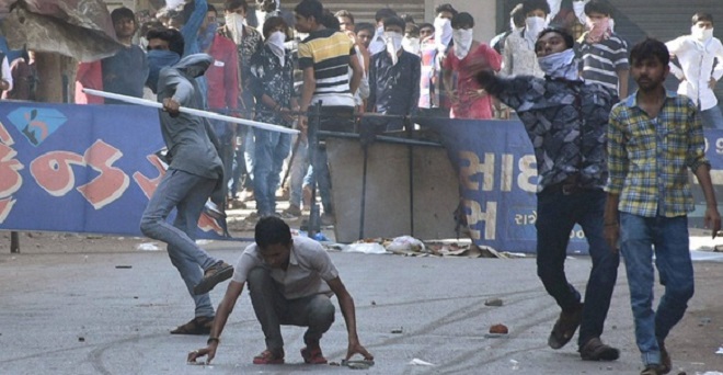 गुजरात: पटेल आंदोलन ने हिंसक रूप लिया, महेसाणा में कर्फ्यू