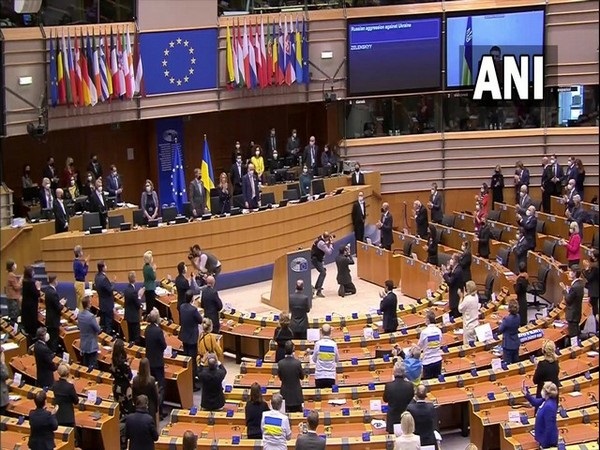 राष्ट्रपति जेलेंस्की की अर्जी को यूरोपियन यूनियन संसद ने दी मंजूरी, EU में शामिल होगा यूक्रेन