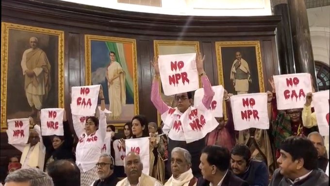 बजट सत्र के दौरान संसद के सेंट्रल हॉल में सीएए और एनआरसी का विरोध करते तृणमूल कांग्रेस के सांसद