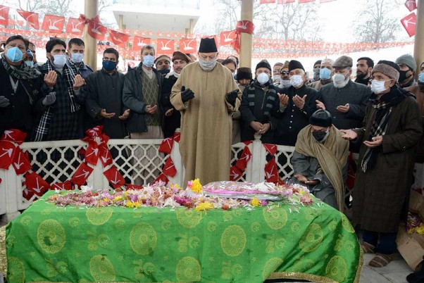 शेख अब्दुल्ला की 115 वीं जयंती पर पुष्प अर्पित करते जम्मू-कश्मीर के पूर्व मुख्यमंत्री फारूक और उमर अब्दुल्ला