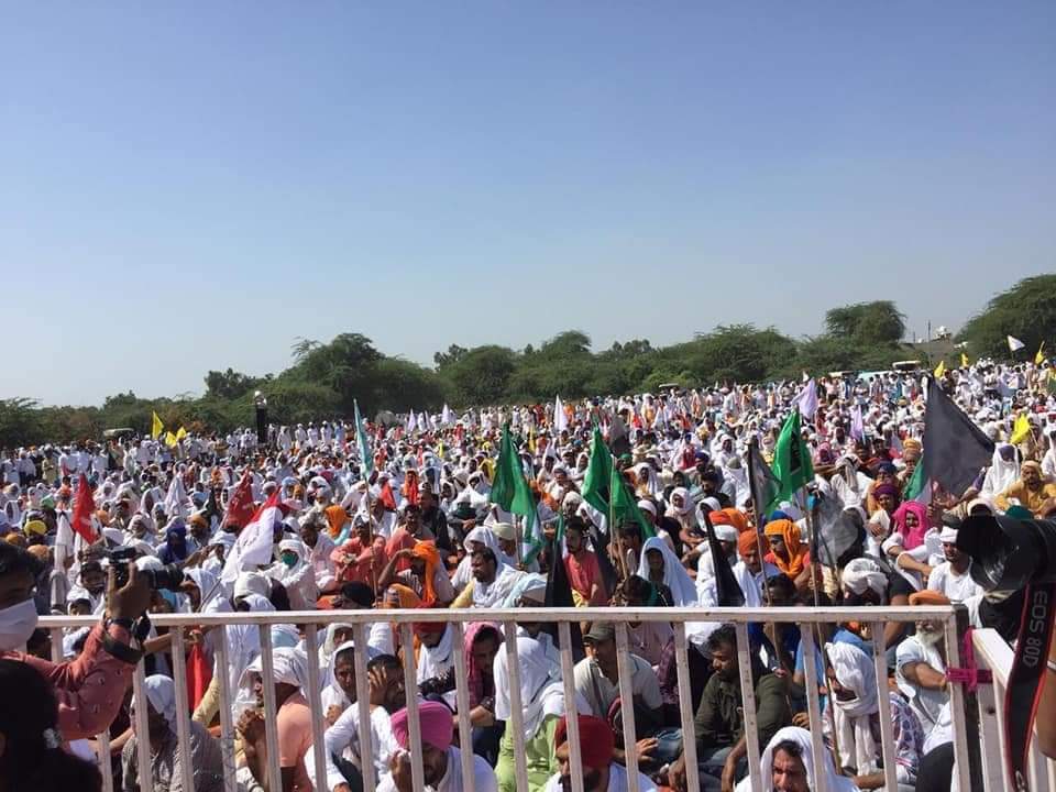 नए कृषि कानून के विरोध में हरियाणा के सिरसा में आयोजित रैली में किसानों की भीड़