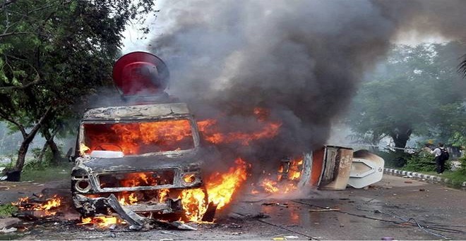 डेरा समर्थकों ने शुरू की हिंसा, सिरसा में दो गाड़ियों में लगाई आग