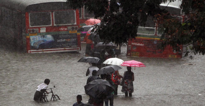 मुंबई पानी-पानी, ट्रेनें रद्द, 10 हजार यात्री परेशान