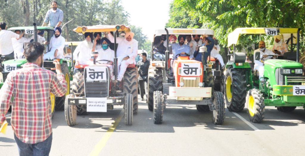 चंडीगढ़ में कृषि कानून के विरोध में ट्रैक्टर रैली निकालते अकाली दल के विधायक