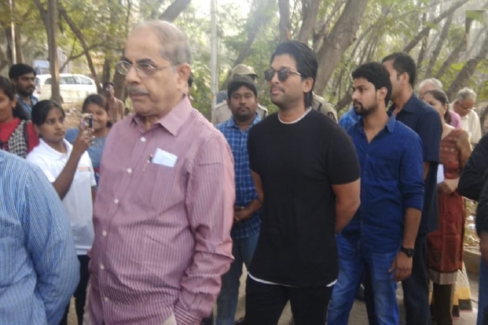 हैदराबाद में ऑल ब्लैक लुक में वोट डालने पहुंचे साउथ फिल्म के एक्टर अल्लू अर्जुन