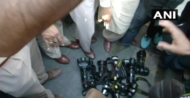पत्रकारों का दिल्ली पुलिस मुख्यालय पर विरोध प्रदर्शन, पुलिस से नोक-झोंक