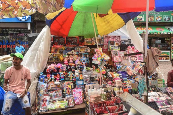 कोलकाता में सड़क के किनारे एक दुकान पर चीन निर्मित उत्पादों को बेचता दुकानदार