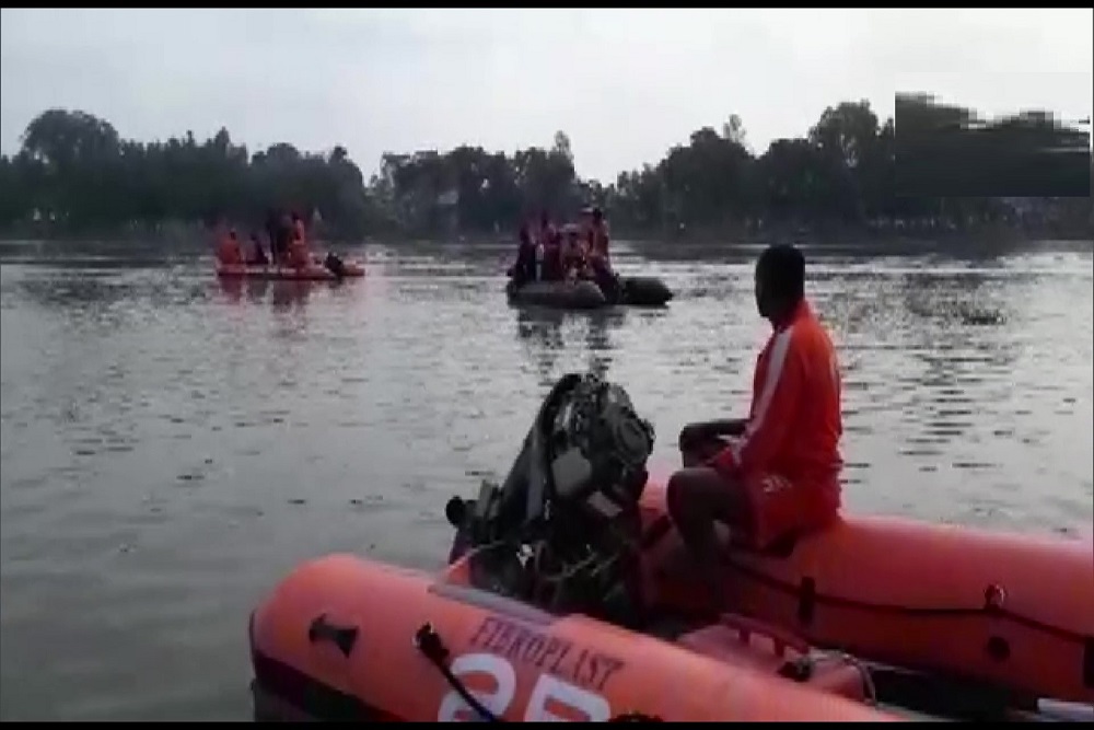 बिहार-बंगाल सीमा पर हादसा- महानंदा में पलटी नाव, तीन शव बरामद, 20 से अधिक लोग लापता