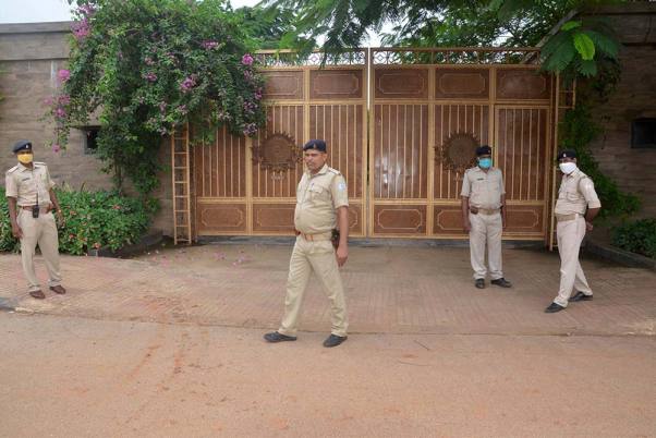 पूर्व भारतीय क्रिकेटर और चेन्नई सुपर किंग्स (सीएसके) के कप्तान एमएस धोनी के रांची स्थित आवास के बाहर तैनात पुलिसकर्मी