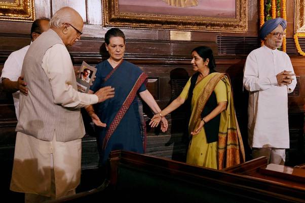 पुरानी तस्वीर: संसद के सेंट्रल हॉल में पूर्व प्रधानमंत्री राजीव गांधी की 70 वीं जयंती के के दौरान पूर्व विदेश मंत्री सुषमा स्वराज भाजपा नेता लालकृष्ण आडवाणी, पूर्व प्रधानमंत्री मनमोहन सिंह और यूपीए अध्यक्ष सोनिया गांधी