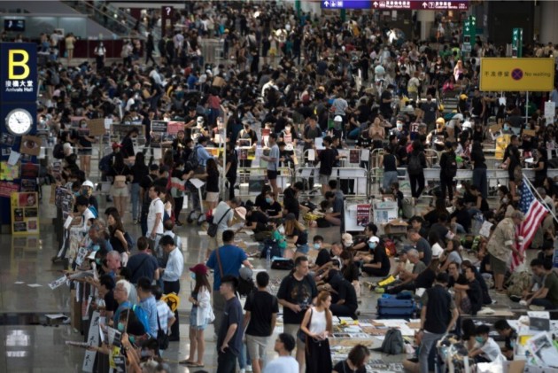 विरोध के चलते हांगकांग एयरपोर्ट की सभी चेक-इन प्रक्रियाओं पर लगाई रोक