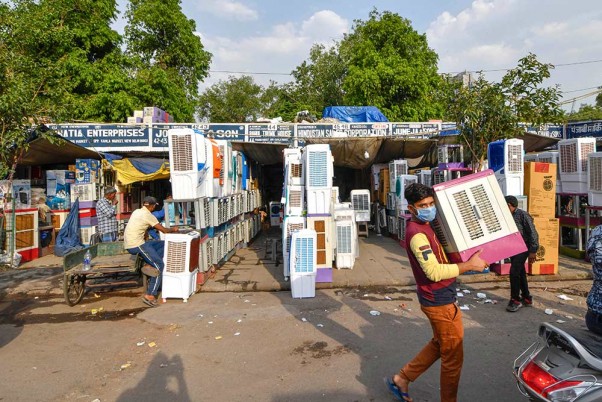 लॉकडाउन के चौथे चरण के दौरान दिल्ली सरकार द्वारा दुकानों को खोलने की अनुमति दिए जाने के बाद खुली कमला मार्केट की दुकानें