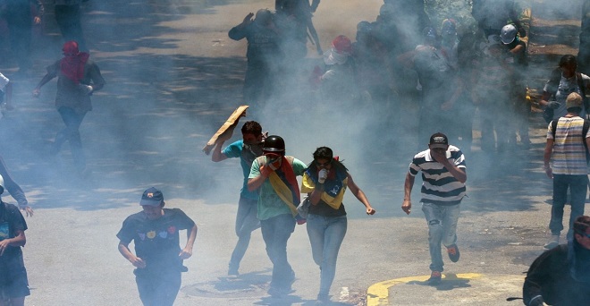वेनेजुएला में ऐसा क्या घट रहा है कि लोग हिंसक प्रदर्शन में उतर आए हैं?