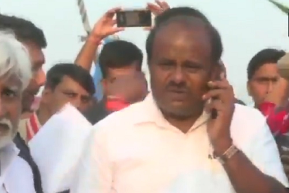जेडीएस कार्यकर्ता की मौत पर भड़के सीएम कुमारस्वामी, फोन पर कहा- आरोपी को बेरहमी से मार दो