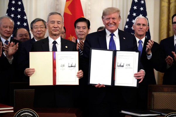 वाशिंगटन के व्हाइट हाउस में एक व्यापार समझौते पर हस्ताक्षर के बाद चीनी वाइस प्रीमियर लियू हे के साथ अमेरिकी राष्ट्रपति डोनाल्ड ट्रंप