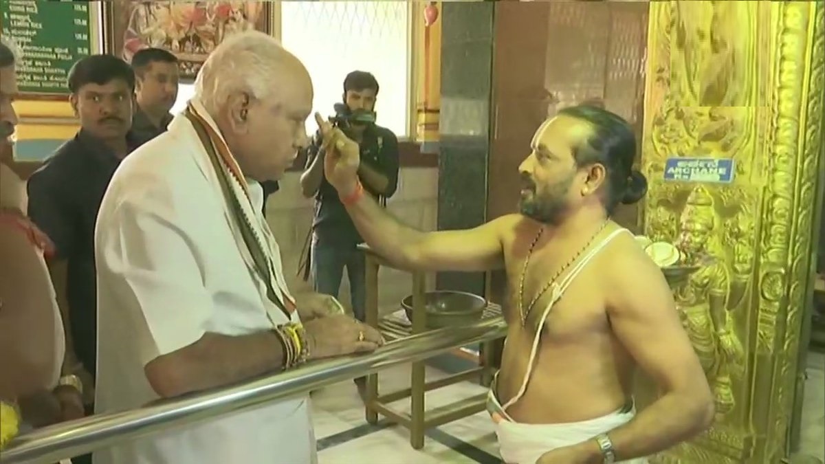 कर्नाटक विधानसभा में बहुमत साबित करने से पहले बेंगलूरू के श्री बाला वेरा आंजनेय मंदिर में पूजा करते सीएम बीएस येदियुरप्पा