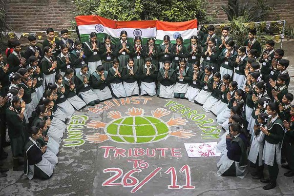 26/11 मुंबई आतंकी हमलों की 11वीं वर्षगांठ पर श्रद्धांजलि देते जम्मू के स्कूली बच्चे