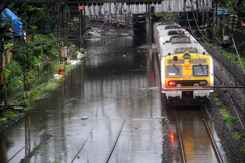 भारी बारिश से पानी-पानी हुई मुंबई, जल जमाव के कारण लोकल ठप, सड़कों पर ट्रैफिक