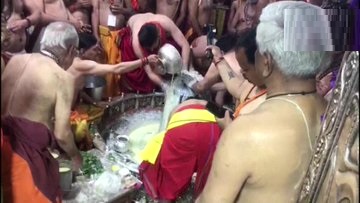 महाशिवरात्रि के अवसर पर उज्जैन में श्री महाकालेश्वर मंदिर में भगवान शिव की पूजा करते श्रद्धालु